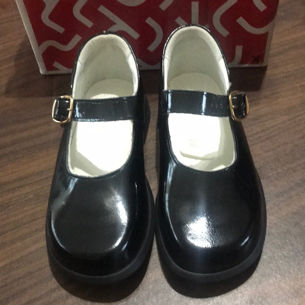 Mary Jane, with buckle.  Great quality shoes, Size 26 (US 9)